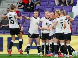 扎金花中的“演技”：如何通过弃牌动作误导下一局的对手。（扎金花的“演技学”：以弃牌动作误导对手，为下一局铺垫）